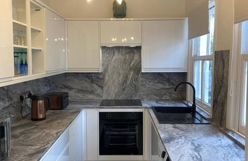 Runnymede Apartment | Spacious 2 bed apartment in Addlestone