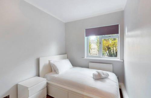 Ealing Broadway Apartment | Spacious 2 Bed Apartment with Free Parking in Ealing