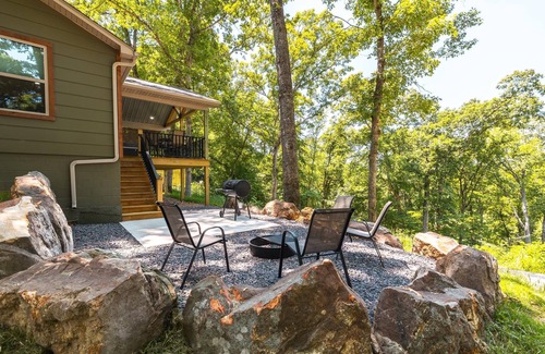 Steelville Cabin | Spacious 2 bed, Hot tub, beautiful back deck overlooking Meramec River