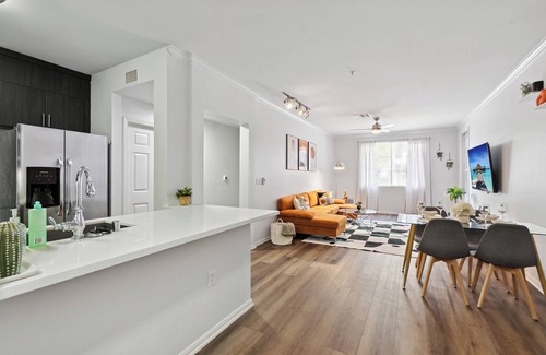 Marina del Rey Apartment | Spacious 2-bedroom apartment with pool, gym and free parking in adorable MdR!