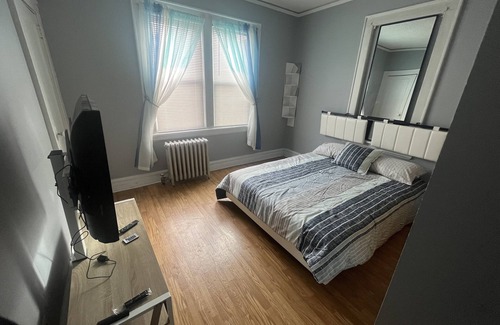 Upper Roseville Apartment | Spacious 2 bedroom , 1 bath - 3 beds , comfortably sleeps 4