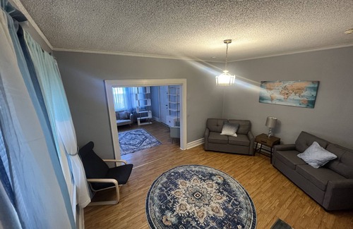 Upper Roseville Apartment | Spacious 2 bedroom , 1 bath - 3 beds , comfortably sleeps 4
