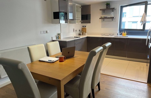 Guildford Apartment | Spacious 2 Bedroom Apartment in Town Centre