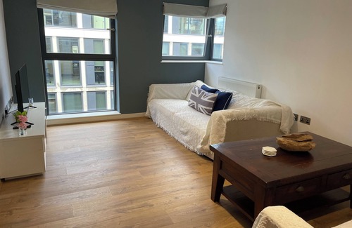Guildford Apartment | Spacious 2 Bedroom Apartment in Town Centre