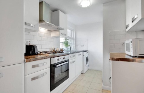 West Ham Apartment | Spacious 2 Bedroom Apartment Near London Excel & Canary Wharf with Free Parking