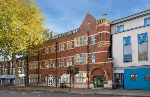 West Ham Apartment | Spacious 2 Bedroom Apartment Near London Excel & Canary Wharf with Free Parking