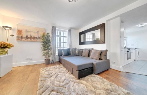 West Ham Apartment | Spacious 2 Bedroom Apartment Near London Excel & Canary Wharf with Free Parking