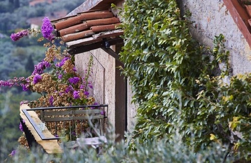 Camaiore House | Spacious 2-bedroom apt. with valley view in medieval hamlet