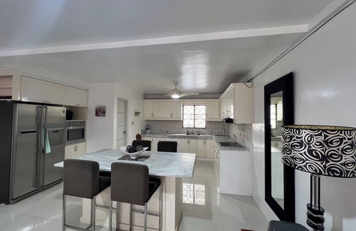 Malabanias Condo | Spacious 2-bedroom condo with AC in Angeles near walking street
