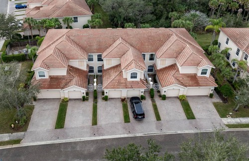 Palmer Ranch Condo | Spacious 2 bedroom+ den condo in Arielle on Palmer Ranch condominiums for rent