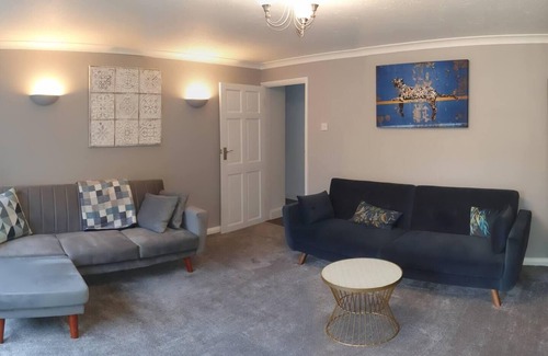 Iver Apartment | Spacious 2-Bedroom Family Flat in Iver Heath