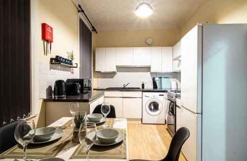 Leeds Apartment | Spacious 2 Bedroom House Near Leeds City Sleeps 6 Free Parking