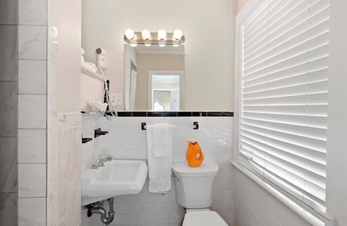 Falmouth Heights Apartment | Spacious 2-Bedroom King Suite - Comfort & Style | Sleeps 5