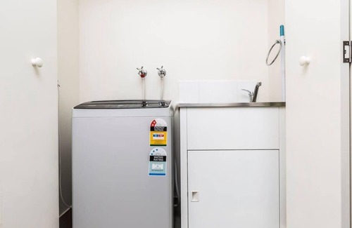 Cessnock House | Spacious 2 Bedroom & Parking Near Central Cessnock
