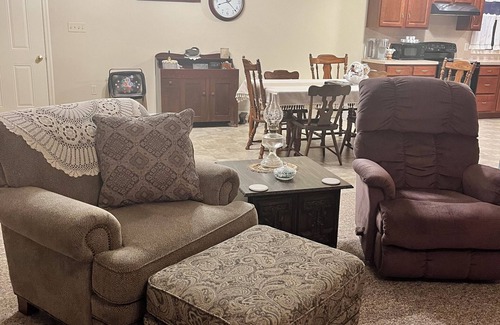Witmer Cottage | Spacious 2-bedroom cottage ideal for Scrapbooking and Quilting retreats.