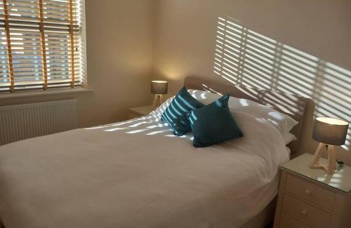 Beeston Apartment | Spacious 2 double bed apartment - Free Parking - Central Beeston location
