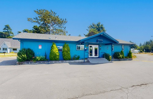 Bandon House | Spacious 2-room combo close to Bandon with cable, WiFi, mini-fridge - dogs OK