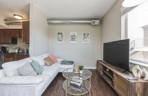 Dakota Ridge - Northbriar Apartment | Spacious 2 Story Apt, Gym, Garage, King Bed, 11209