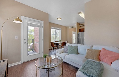 Dakota Ridge - Northbriar Apartment | Spacious 2 Story Apt, Gym, Garage, King Bed, 11209