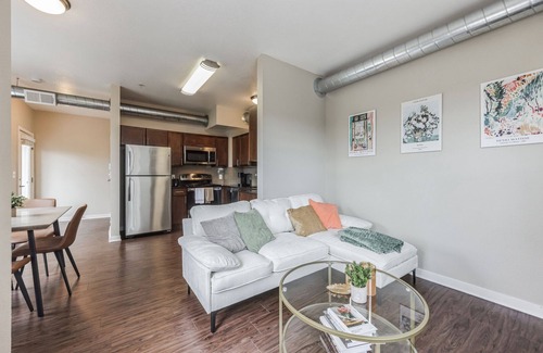 Dakota Ridge - Northbriar Apartment | Spacious 2 Story Apt, Gym, Garage, King Bed, 11209