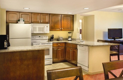 Old Town West Resort | Spacious 2BR 10 Minutes South of DC w/FREE WiFi, Free Parking and Metro Access