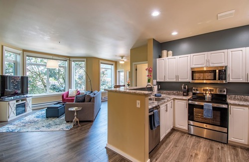 Belltown Apartment | Spacious 2BR 2BA in Heart of Seattle! +Pool/Pkg