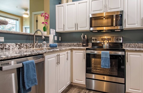 Belltown Apartment | Spacious 2BR 2BA in Heart of Seattle! +Pool/Pkg