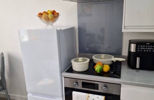 Watford Apartment | Spacious 2BR Apartment in Central Watford | Walk to Station & Shops | Sleeps 5