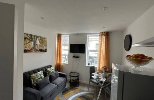 Watford Apartment | Spacious 2BR Apartment in Central Watford | Walk to Station & Shops | Sleeps 5