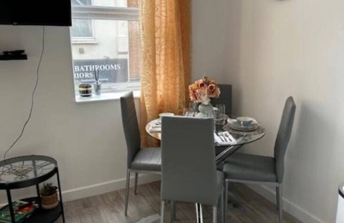 Watford Apartment | Spacious 2BR Apartment in Central Watford | Walk to Station & Shops | Sleeps 5