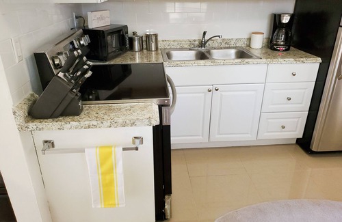 Dania Beach Apartment | Spacious 2BR Apartment in Dania Beach - Full Kitchen, Free Parking & Laundary