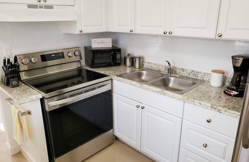 Dania Beach Apartment | Spacious 2BR Apartment in Dania Beach - Full Kitchen, Free Parking & Laundary