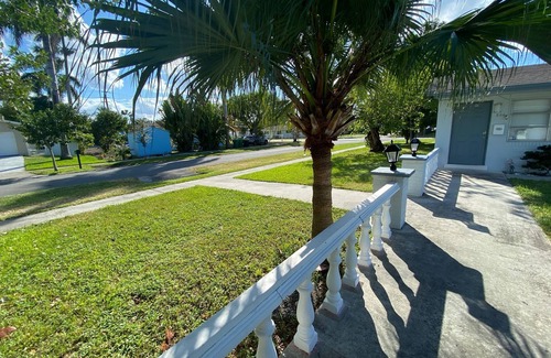 Dania Beach Apartment | Spacious 2BR Apartment in Dania Beach - Full Kitchen, Free Parking & Laundary