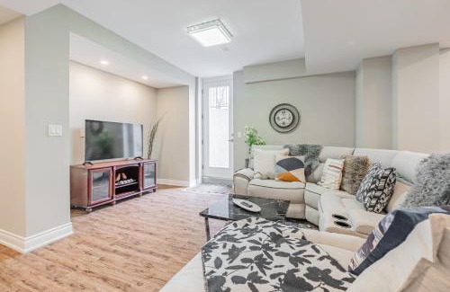 Cooksville Villa | Spacious 2BR APT in Cliff Road & Queensway close to China Town, Mississauga