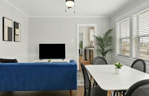 Skokie Apartment | Spacious 2BR Close to it All - Chic Apt in Skokie - Elm 3A