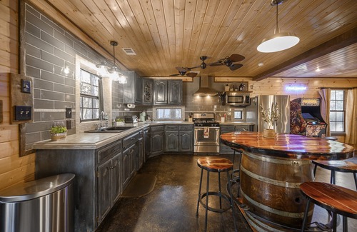 Broken Bow Cabin | Spacious 2BR in Hochatown King Bed Ensuite Arcade Parking Hot Tub Boat Parking
