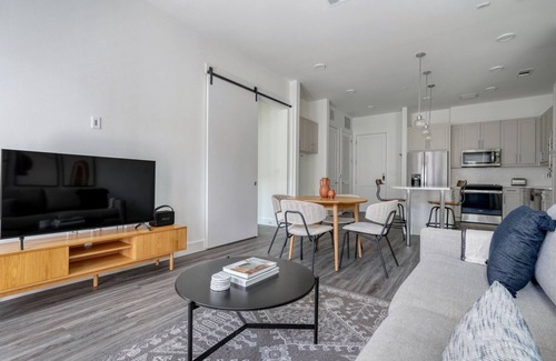 Highland Apartment | Spacious 2BR in the Highlands w/Pool, W/D & Gym, walkable, by Blueground