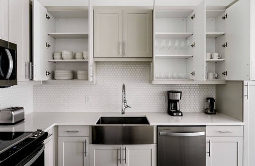 Highland Apartment | Spacious 2BR in the Highlands w/Pool, W/D & Gym, walkable, by Blueground