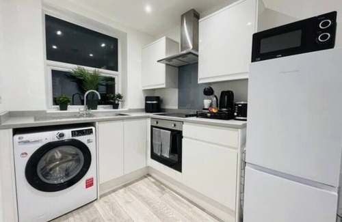 Watford Apartment | Spacious 2BR Watford Apartment | Ideal for Families, Work | Sleeps 4