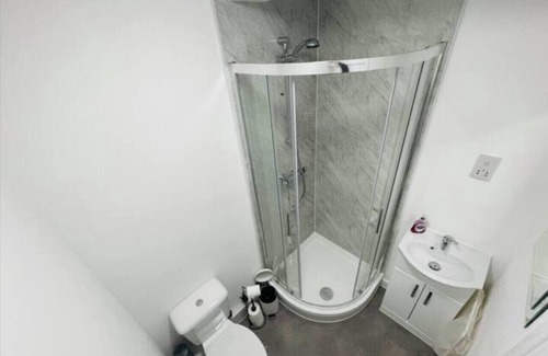 Watford Apartment | Spacious 2BR Watford Apartment | Ideal for Families, Work | Sleeps 4