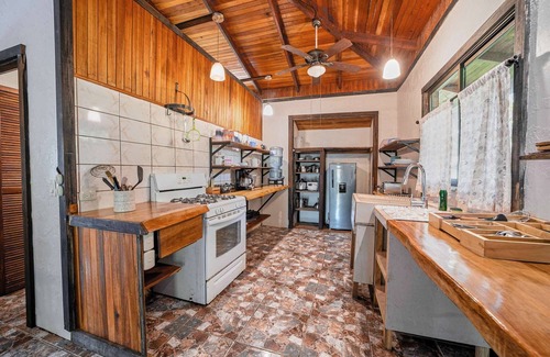 Cocles House | Spacious 2nd floor apt - a min’ walk to the beach