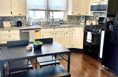 Speedway House | Spacious 3 bed & 2 full bath in Indy. Central location + outdoor amenities