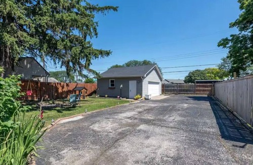 Speedway House | Spacious 3 bed & 2 full bath in Indy. Central location + outdoor amenities