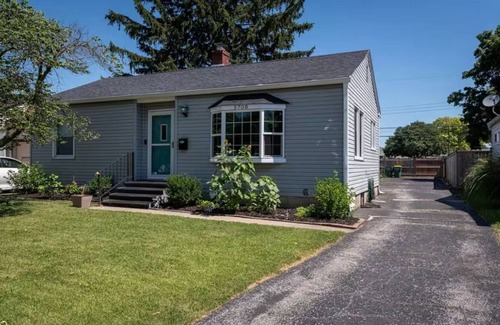 Speedway House | Spacious 3 bed & 2 full bath in Indy. Central location + outdoor amenities