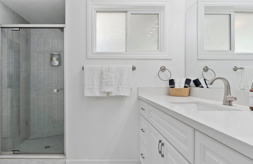 Fullerton House | Spacious 3 bed/3 bath - Central Oc, Modern - Sleeps 10