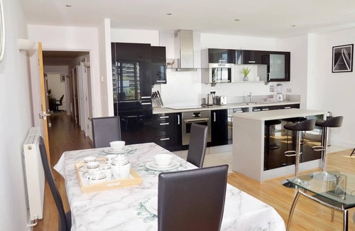 Docklands Apartment | Spacious 3 -Bed Apt close to City Airport & 3 mins walk to ExCel Centrenn