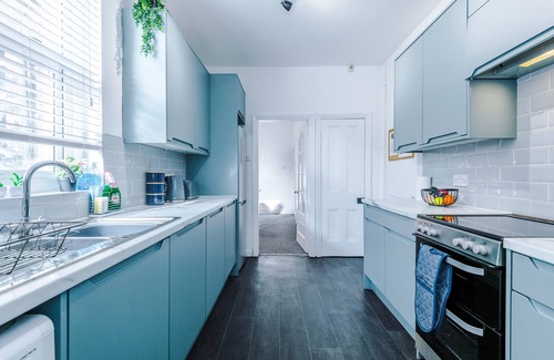 Stoke-on-Trent House | Spacious 3-Bed House in Stoke | Ideal for Business | Long-term discounts