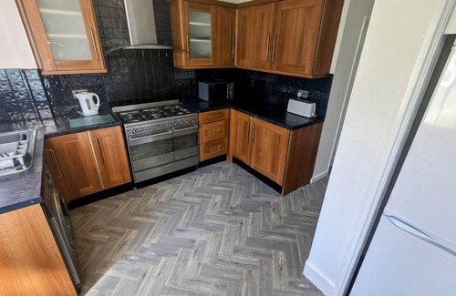 Liverpool House | Spacious 3 Bed Home - Parking & WiFi - Contractors