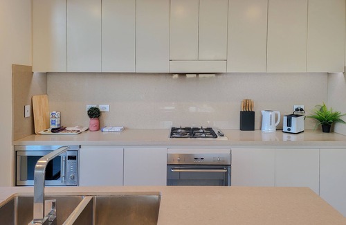 Kogarah Apartment | Spacious 3-Bed Penthouse with Perfect View