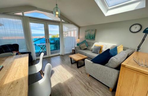 Westleigh Apartment | Spacious 3-Bed Seaview Retreat - Family-Friendly in Westward Ho!